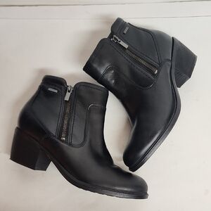Clarks Black Neva Zip Faux Leather Waterproof Sz 9.5 Ankle Booties 2.5" Heel